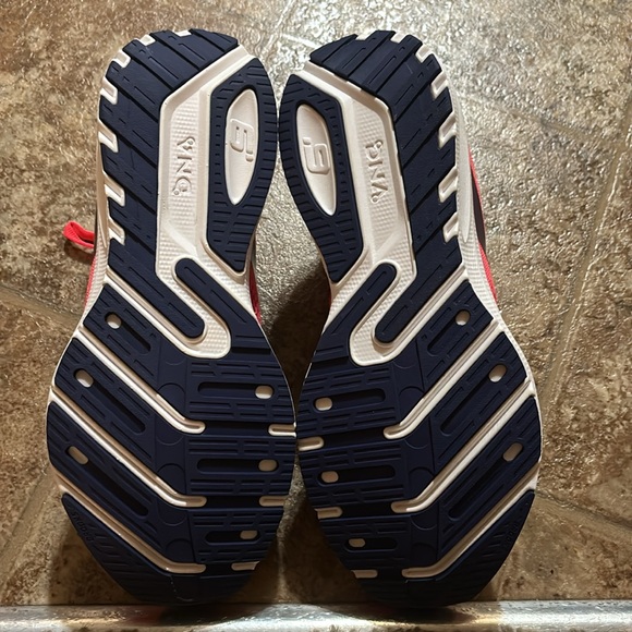 Brooks launch NEW - Picture 4 of 4